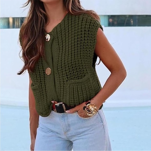 Chunky Knit Olive Green Vest 3 buttons - Picture 1 of 1